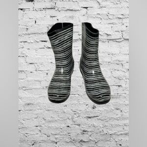 Chooka, Women’s Polished Mid Height Rain Boot Black Striped Design Size 10 M NWT